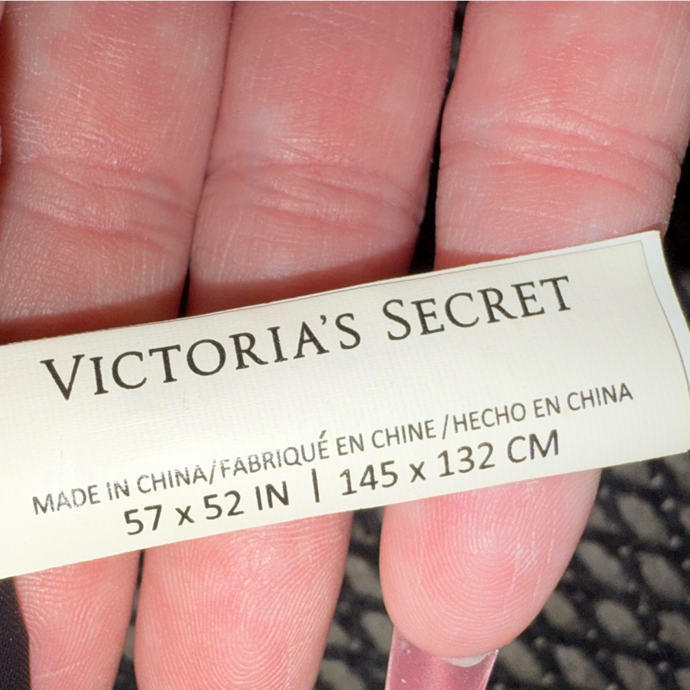 Victoria's Secret Limited Edition Fold-and-Packable Outdoor Blanket - Picture 10 of 16